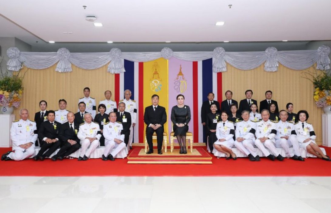 พระบาทสมเด็จพระเจ้าอยู่หัว และสมเด็จพระนางเจ้า ฯ พระบรมราชินี เสด็จพระราชดำเนินไปทรงเปิดพระราชานุสาวรีย์ สมเด็จพระมหิตลาธิเบศร อดุลยเดชวิกรม พระบรมราชชนก ประทับคู่ สมเด็จพระศรีนครินทราบรมราชชนนี ณ โรงพยาบาลศูนย์การแพทย์มหาวิทยาลัยแม่ฟ้าหลวง จังหวัดเชียงรา