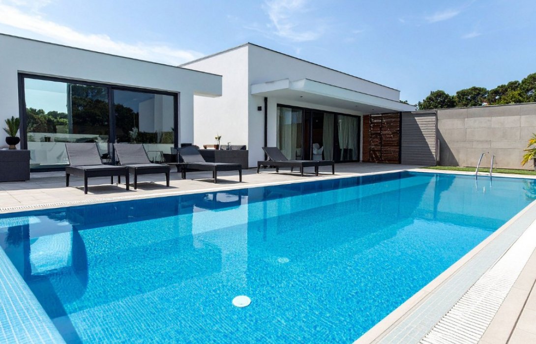 3 อุปกรณ์สระว่ายน้ำหลัก ๆ ที่ช่วยให้สระสะอาด