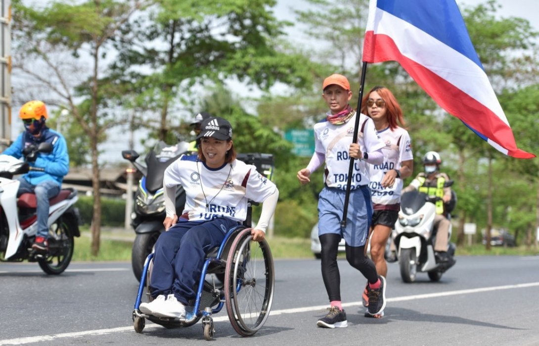 สุดประทับใจ นักกีฬาคนพิการ ร่วมส่งพลังใจ วิ่งผลัดธงชาติไทย เส้นทางสุราษฎร์ธานี- นครศรีธรรมราช 
