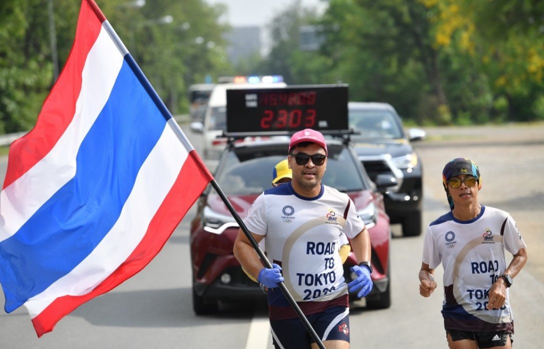 ผ่านครึ่งทาง วิ่งธงชาติไทย ส่งกำลังใจให้ทัพนักกีฬาไทย ถึงนครสวรรค์ 