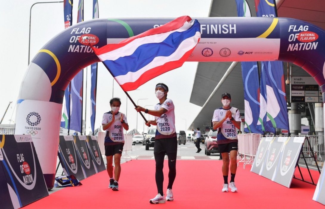 วิ่งผลัดธงชาติไทย วันที่หกสิบเอ็ด สิ้นสุดการวิ่งที่สนามบินสุวรรณภูมิ 