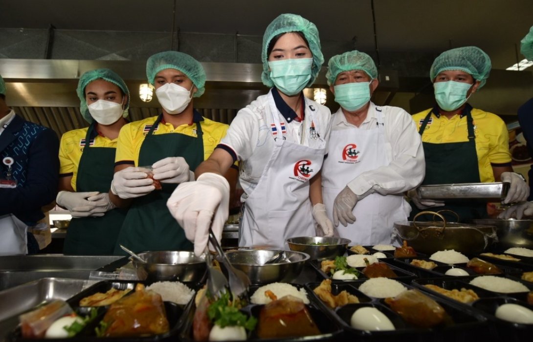  ทัพนักกีฬาโอลิมปิก ในภูเก็ต แซนด์บ็อกซ์ ร่วมจิตอาสาจัดทำข้าวกล่อง “แกงมัสมันไก่ โรตีตบ” 