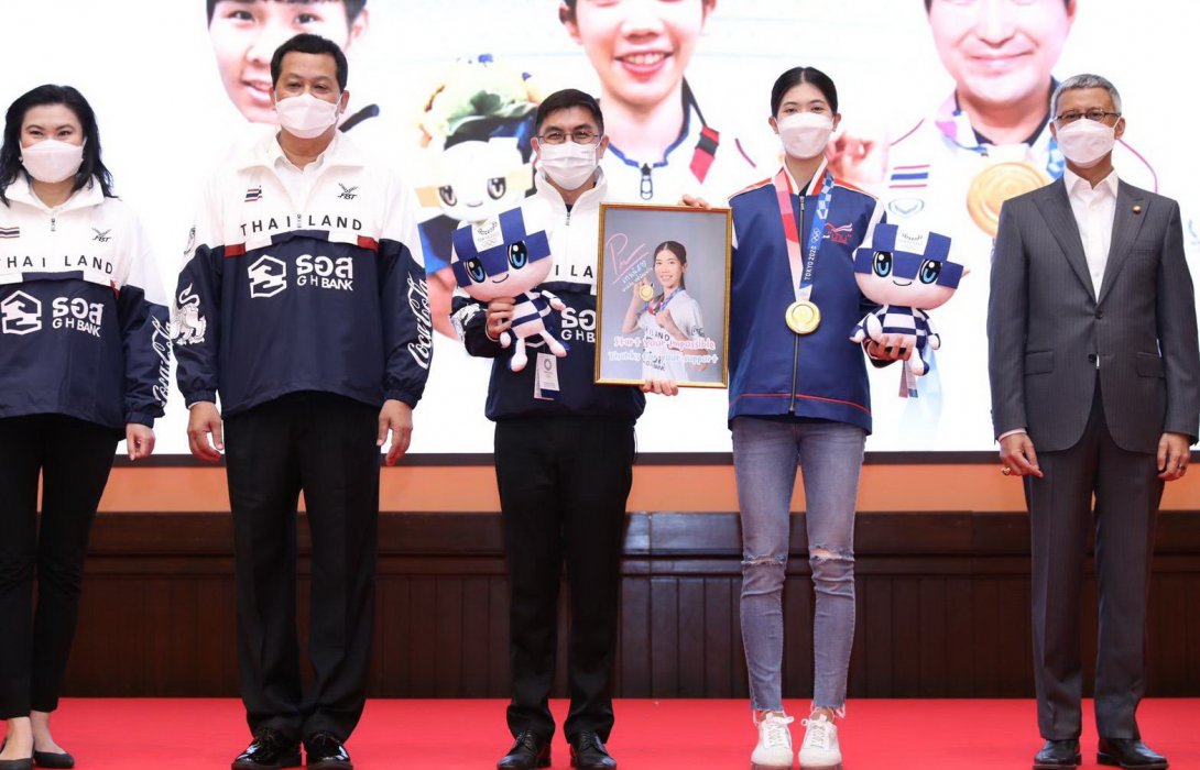 ธอส. อัดฉีด 4 ล้านบาท!! ฮีโร่โอลิมปิกเทควันโดไทย น้องเทนนิส โค้ชเช และน้องจูเนียร์ 