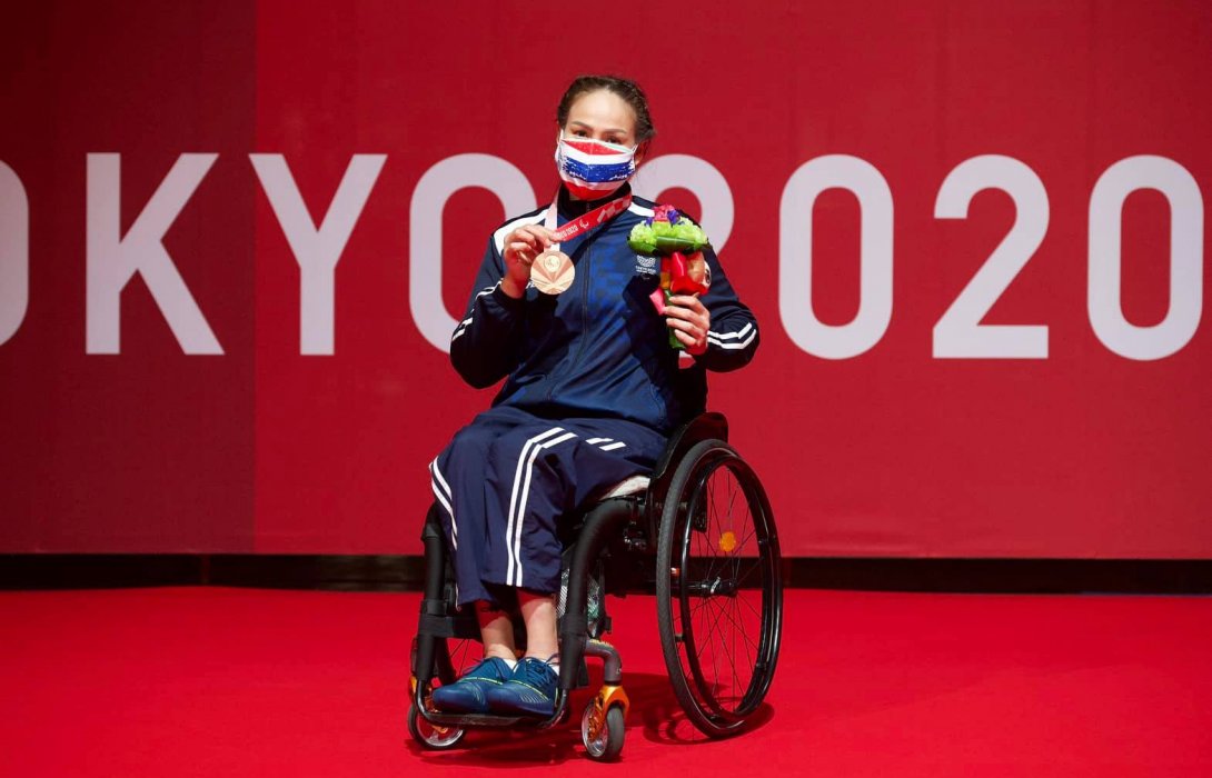 แวว สายสุนีย์ จ๊ะนะ นักกีฬาวีลแชร์ฟันดาบสาวไทย คว้าเหรียญทองแดงแรกให้ทัพพาราลิมปิกไทย 