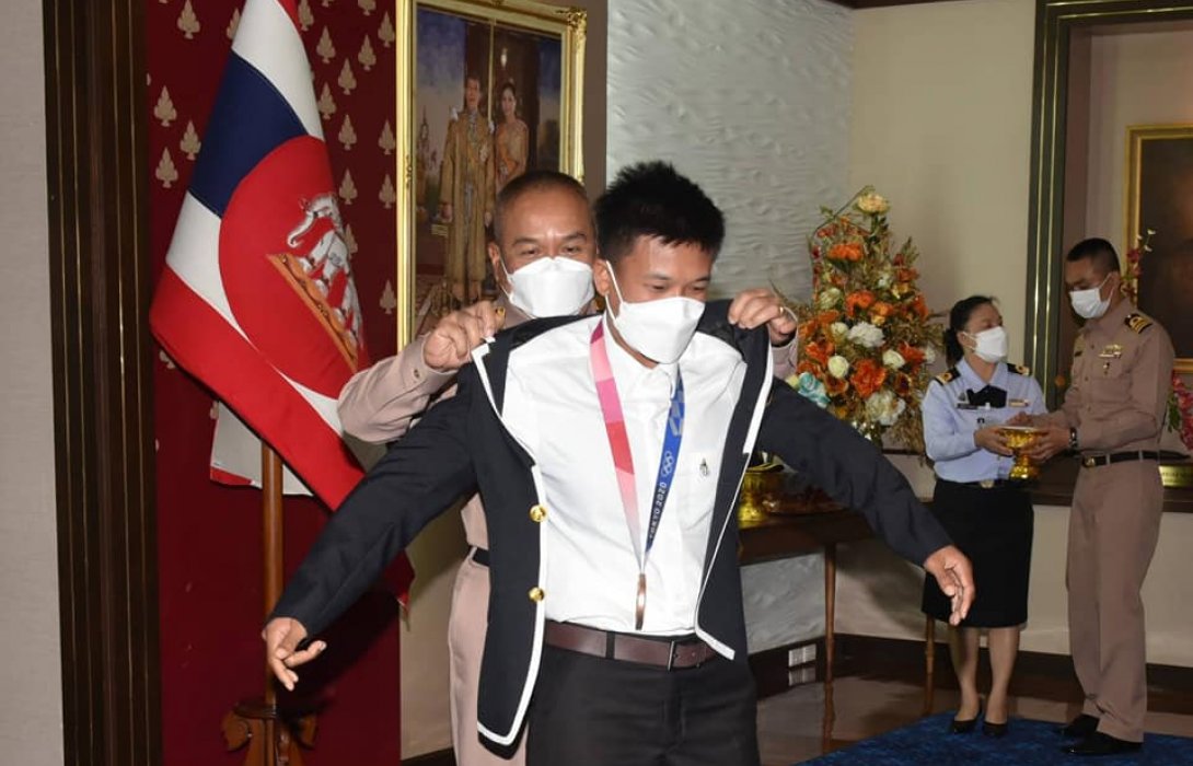 ผบ.ทร.มอบเสื้อเบลเซอร์ให้