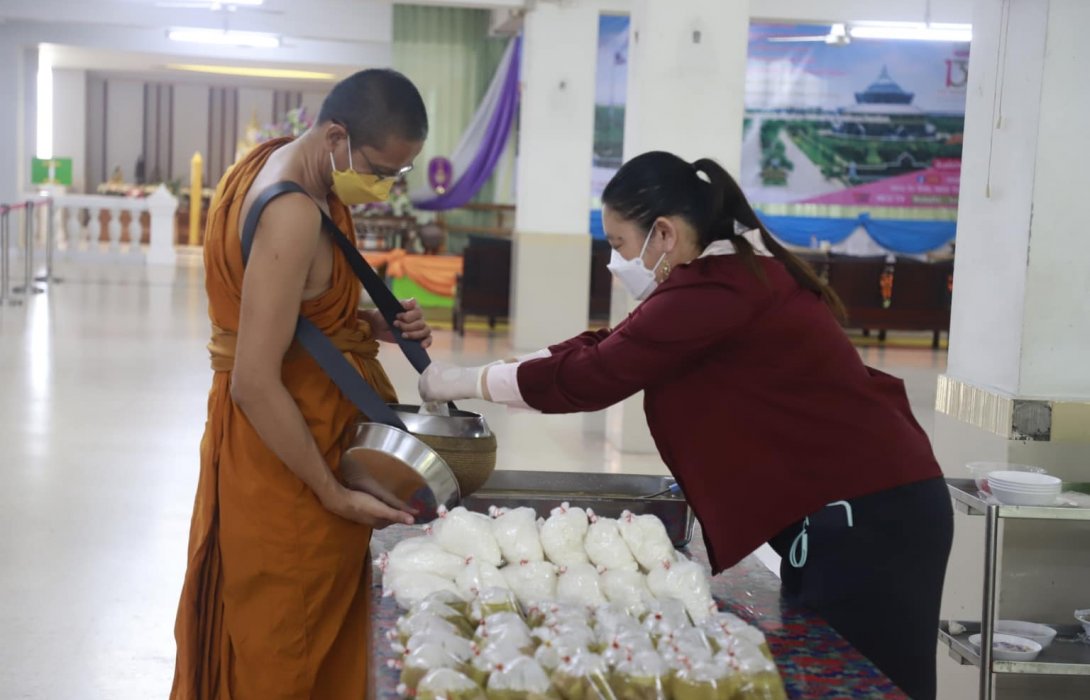  อธิการบดีบดีม.ศรีปทุม ใจบุญทำบุญโควิด ถวายภัตตาหารแด่พระผู้บริหาร คณาจารย์ มจร
