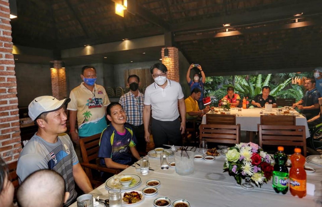 ทัพฮีโร่พาราไทยอิ่มหนำสำราญ ทานอาหารทะเลสุดชิล ริมชายหาดภายใต้โครงการ