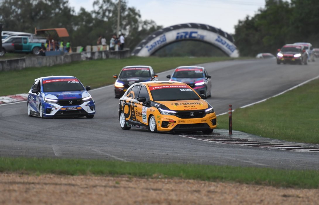 “ปรีดา”ม้วนเดียวจบ ประเดิมแชมป์เรซที่1ด้าน“อดิศักดิ์”ฝ่าเรซ2สุด ผงาดคว้าชัย“ซิตี้ แฮทช์แบ็ก วันเมคเรซ” 