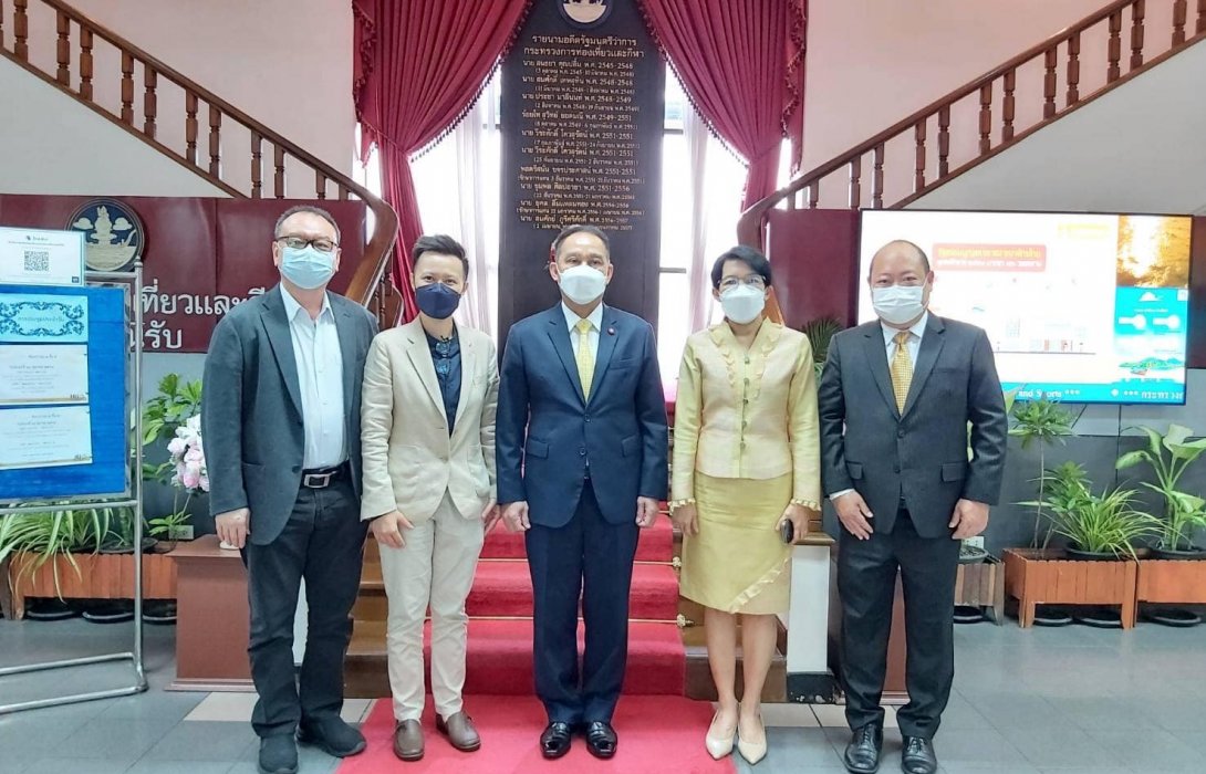 สมาคมกีฬาโบว์ลิ่งมอบข้าวกล่องให้ โรงพยาบาลธรรมศาสตร์