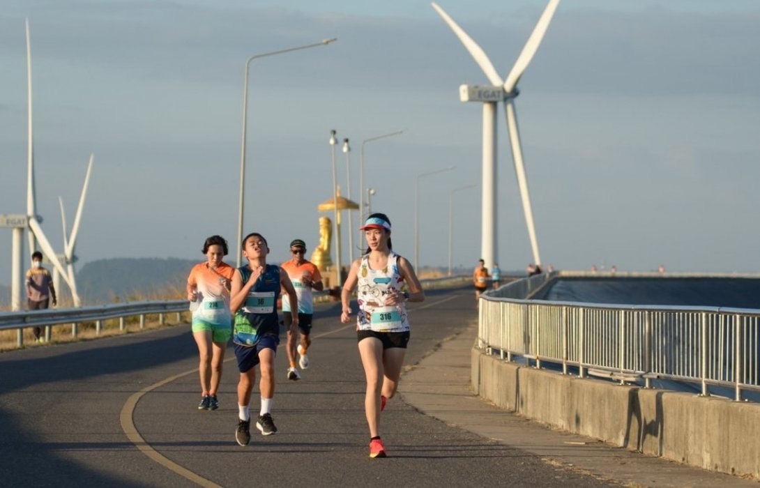 นักวิ่งกว่า5,000คน วิ่งรับลมหนาว โคราชลอยฟ้ามาราธอน บนเส้นทางอ่างพักน้ำโรงไฟฟ้าลำตะคองชลภาวัฒนา