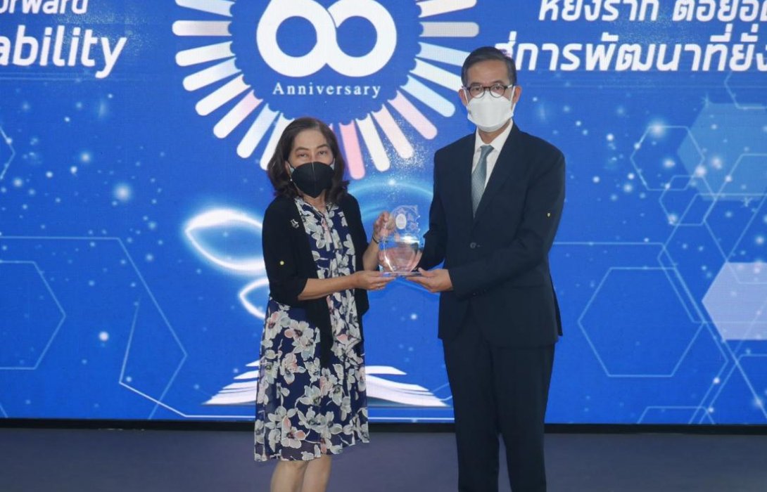 ประพันธ์สาส์นมอบรางวัลนักเขียนสตรี“ชมนาดเกียรติยศ”แด่ อัญชลี วิวัธนชัย นักเขียนซีไรต์  ปี 2533 