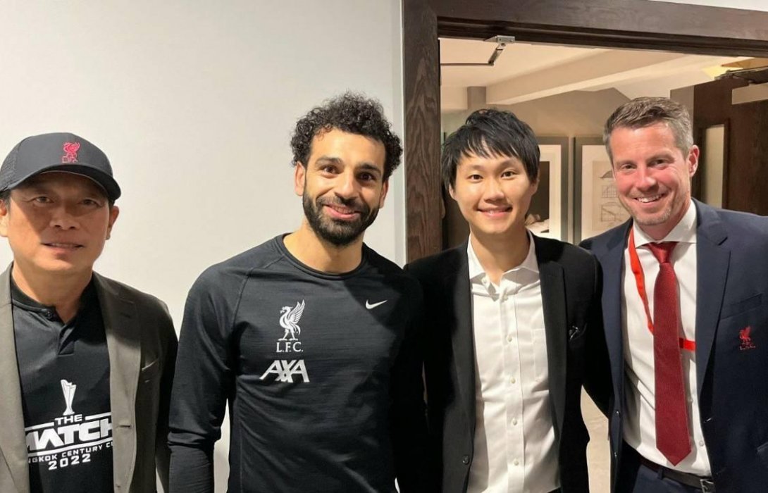  สองหัวเรือใหญ่ผู้จัดงานแดงเดือดในไทย วินิจ เลิศรัตนชัย และท็อป จิรายุส  บินลัดฟ้าพบปะผู้บริหาร และเยี่ยมชม แมนเชสเตอร์ ยูไนเต็ด และลิเวอร์พูล 