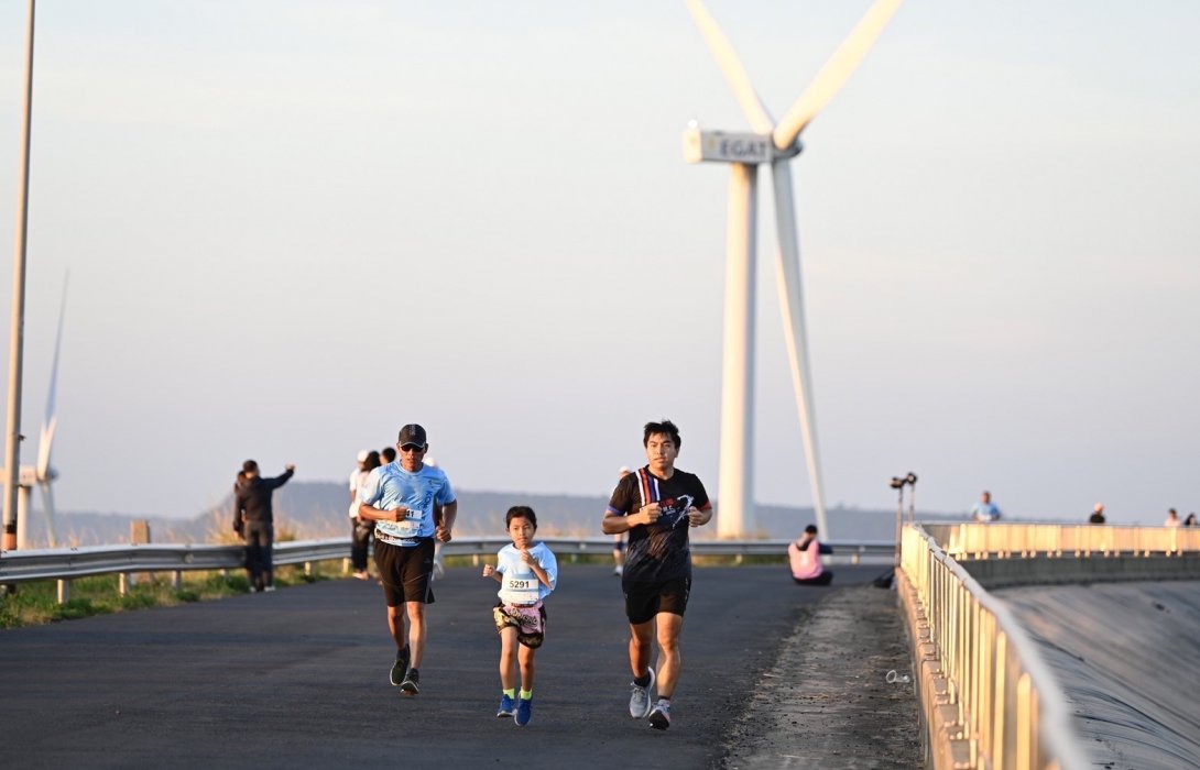 สุดฟิน นักวิ่งนับพันวิ่งรับลมหนาว ท่ามกลางวิวงดงาม ในการแข่งขันโคราชลอยฟ้า มาราธอน ครั้งที่ 11