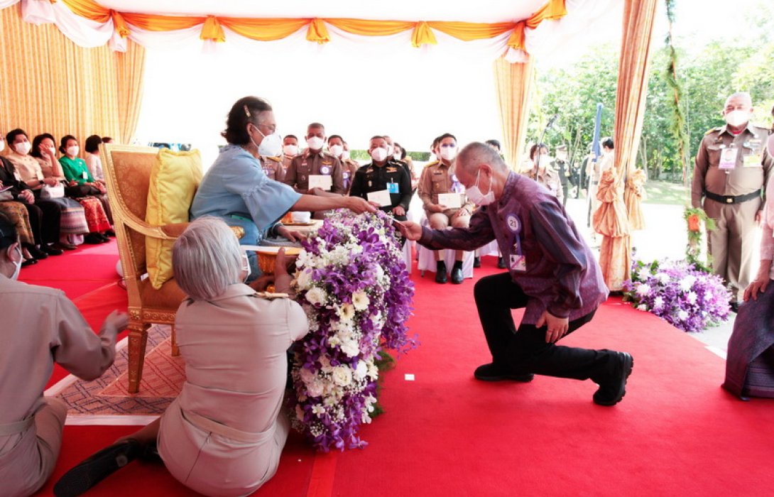 ชัย โสภณพนิช เข้ารับพระราชทานของที่ระลึก ในพิธีเปิดอาคารพิพิธภัณฑ์เก๋งจีนหลวงปู่แบน ธนากโร วัดดอยธรรมเจดีย์