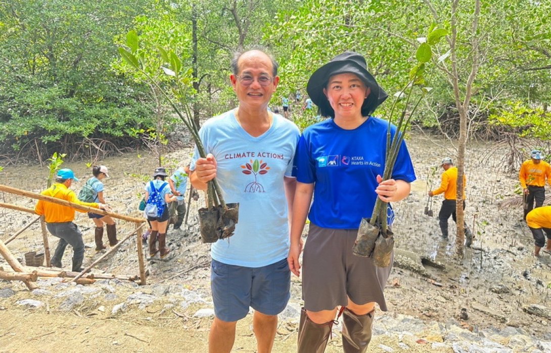 กรุงไทย–แอกซ่า ประกันชีวิต มุ่งมั่นใส่ใจสิ่งแวดล้อม ร่วมจัดกิจกรรมปลูกป่าชายเลน จ.พังงา