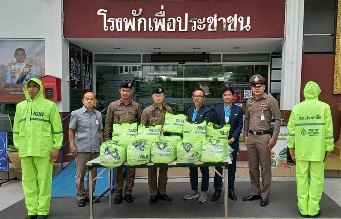 กรุงเทพประกันชีวิต ใส่ใจห่วงใยเจ้าหน้าที่ตำรวจ สนับสนุนชุดกันฝนเพื่อความปลอดภัยในการปฏิบัติงาน