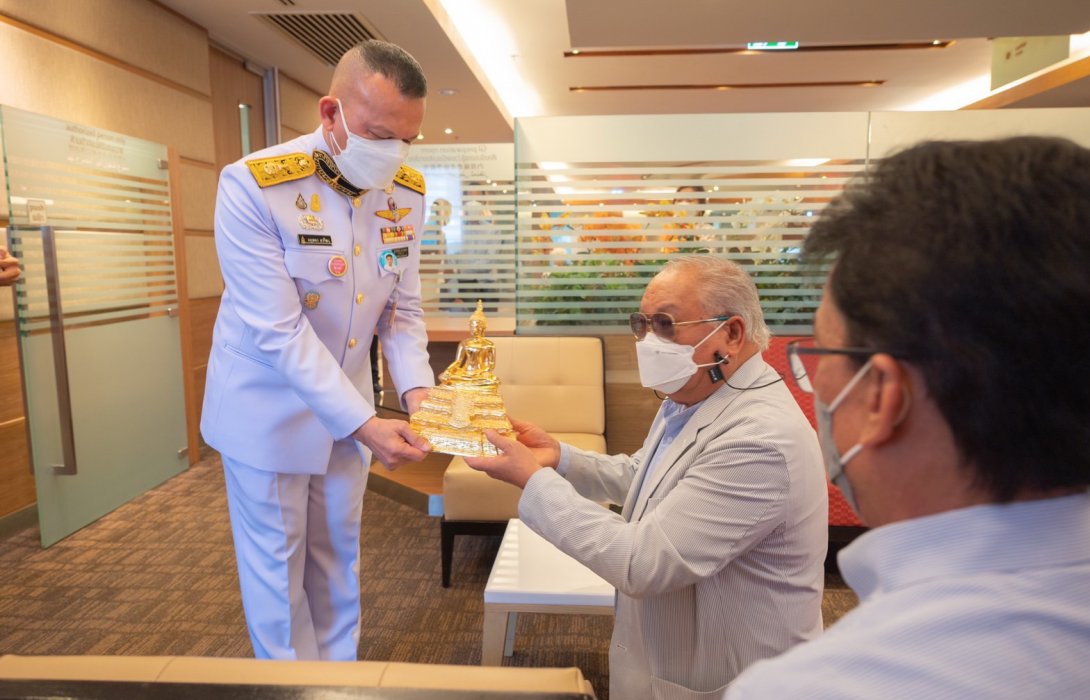 พระบาทสมเด็จพระเจ้าอยู่หัว พระราชทาน แจกันดอกไม้พร้อมกระเช้าของเยี่ยม ดร.ปราจิน เอี่ยมลำเนา 