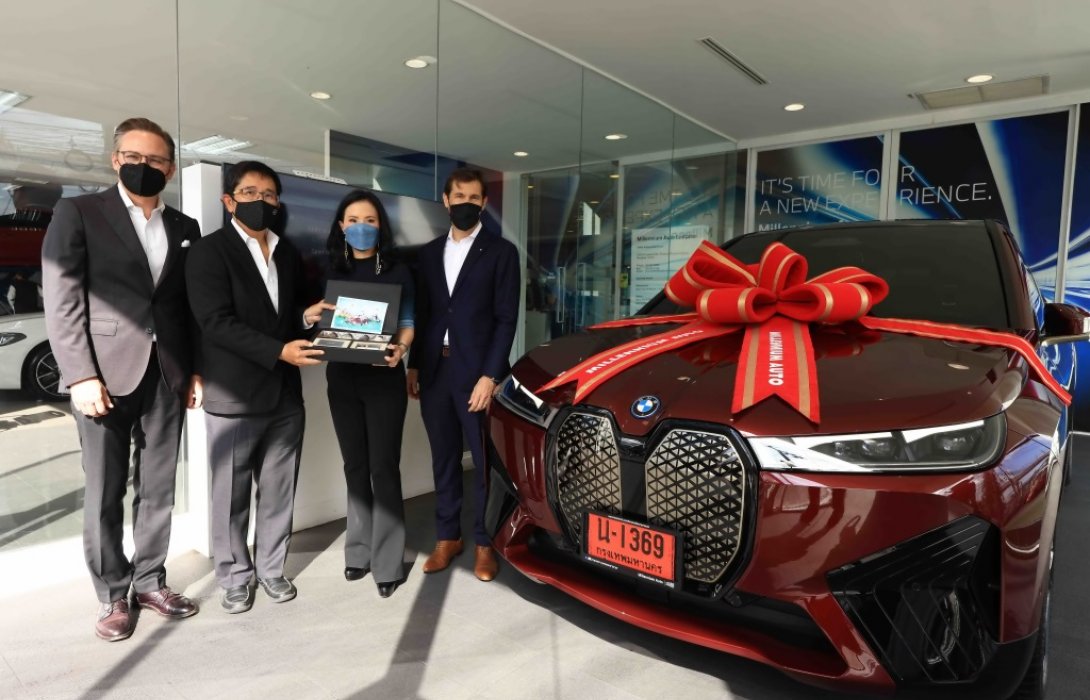 บีเอ็มดับเบิลยู ส่งมอบบีเอ็มดับเบิลยู iX xDrive50 Sport แก่ลูกค้าคนแรกในไทยอย่างเป็นทางการ 