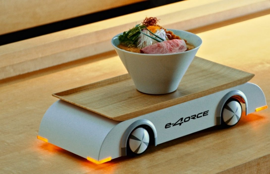 เทคโนโลยี e-4ORCE จากนิสสันช่วยเสิร์ฟราเม็งได้อย่างไม่มีสะดุด