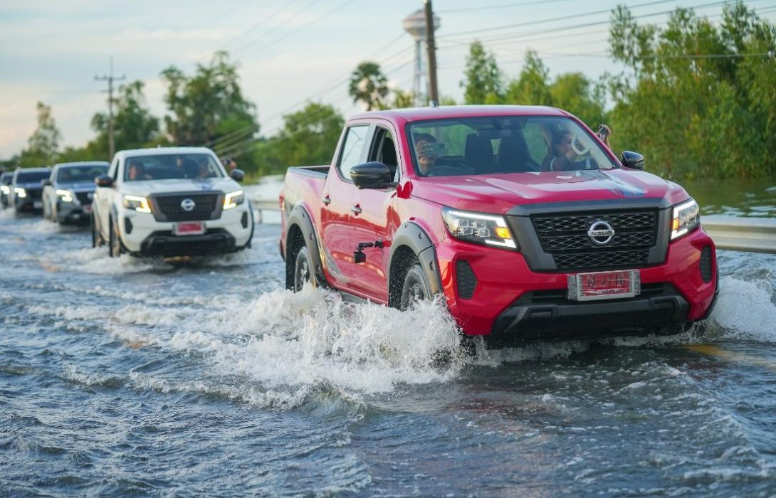 นิสสัน จัดทัพกระบะนาวาราลุยน้ำมอบสิ่งของจำเป็นให้ผู้ประสบภัยพร้อมผู้จำหน่ายฯในจังหวัดศรีสะเกษ