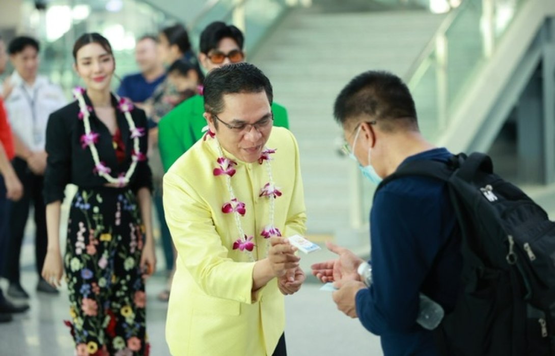 สายสีแดง ดูแลผู้โดยสารครบวงจรช่วงเทศกาลสงกรานต์ พร้อมมอบของขวัญให้แก่ผู้ใช้บริการ  