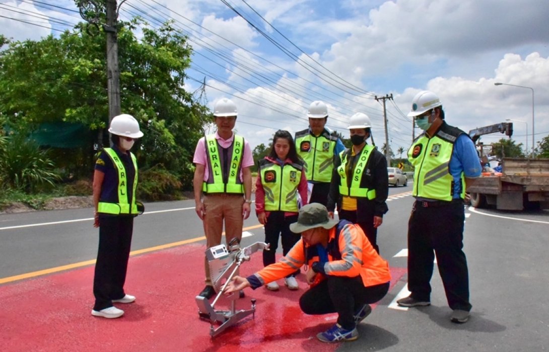 รองอธิบดีกรมทางหลวงชนบท ลงพื้นที่ติดตามการดำเนินโครงการปรับปรุงบริเวณคอขวดไหล่ทาง ถนนสาย นม.3012 จ.นครราชสีมา