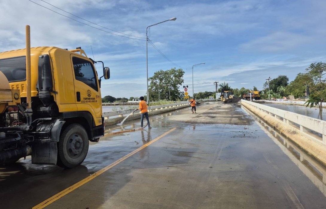 ทช. นำกำลังเจ้าหน้าที่ทำความสะอาดถนนและรื้อคันกั้นน้ำออกหลังน้ำลด