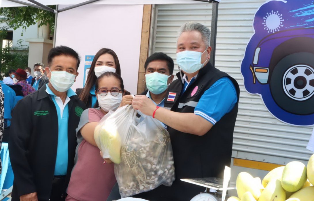 การเคหะแห่งชาติแจกถุงยังชีพให้กับผู้ที่ได้รับผลกระทบจากพิษ COVID – 19 ในพื้นที่ร่มเกล้า 